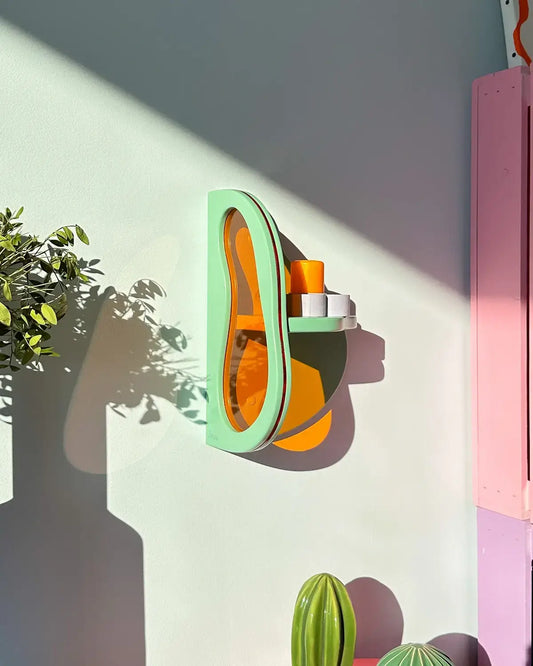 Composition élégante d'étagère murale en acrylique de Linor dans les tons d'orange et de vert avec lumière.